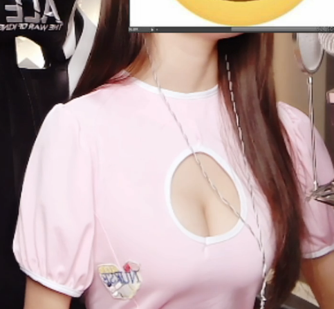  这件衣服好像叫护士服 一句话