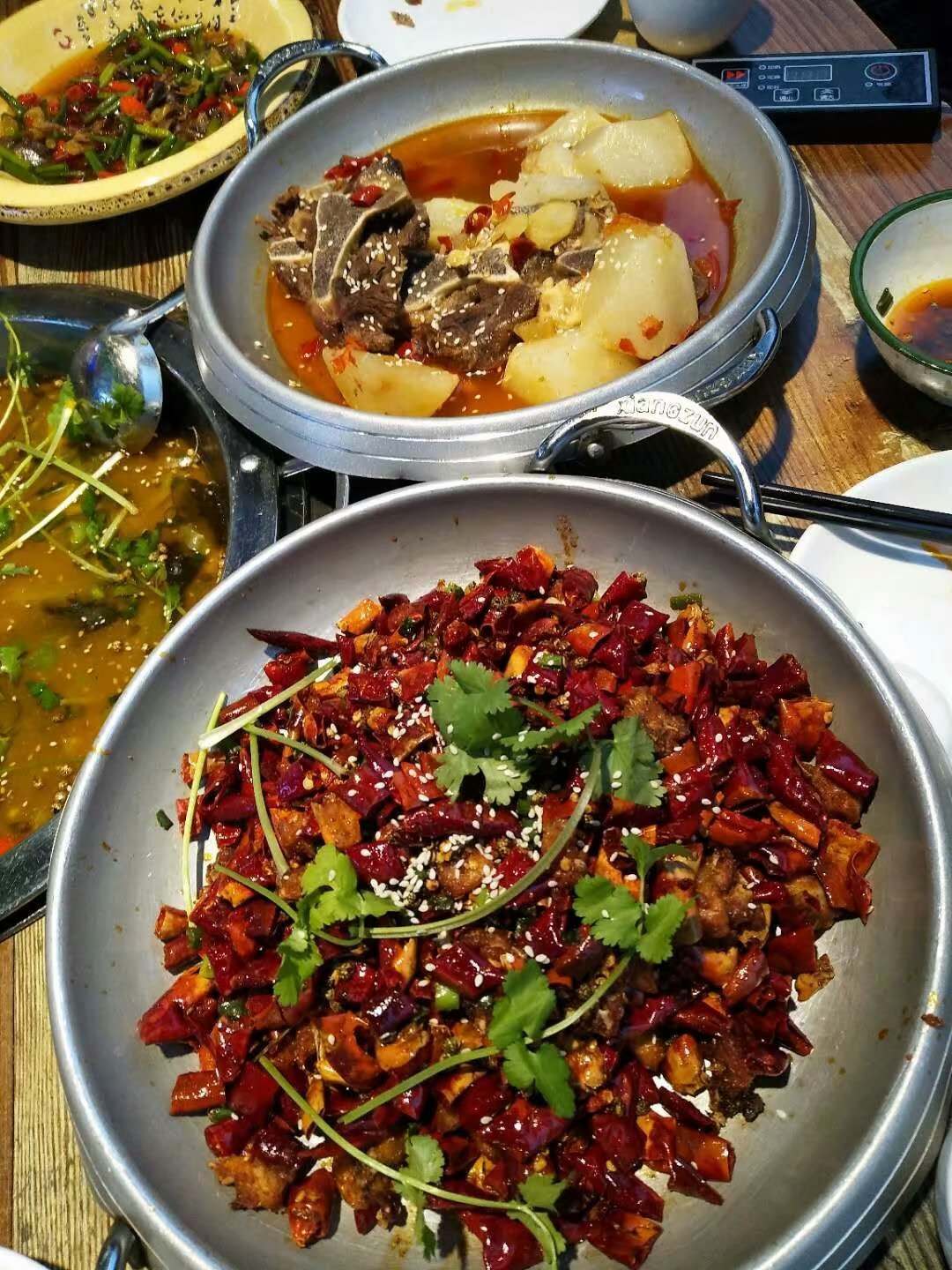 非辣小城第二弹，好吃，但是这次牛骨头不太好吃，兔肉好吃，辣椒真多 一句话 第1张
