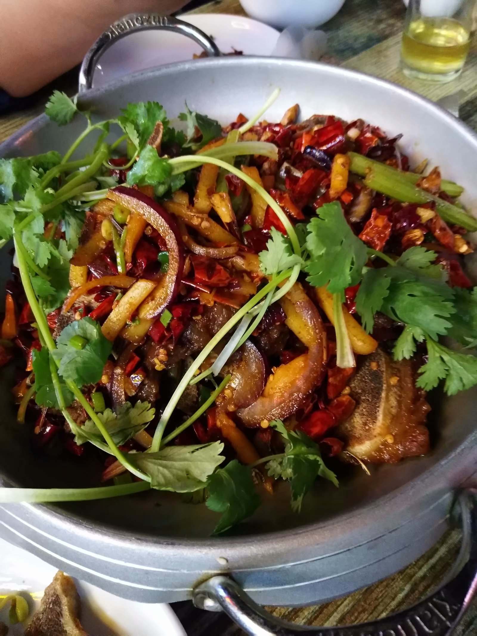 非辣小城第二弹，好吃，但是这次牛骨头不太好吃，兔肉好吃，辣椒真多 一句话 第3张